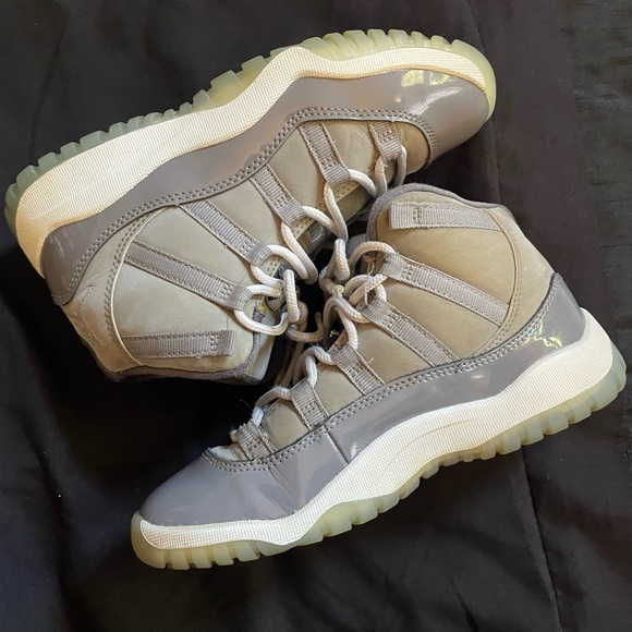 Used cool grey Jordan 11 size 1.5Y no box - Picture 2 of 7
